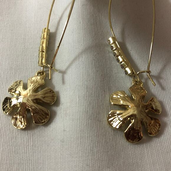 Betsey Johnson Flower Dangle Earrings Gold Shepard's Hook NWT - Picture 6 of 6